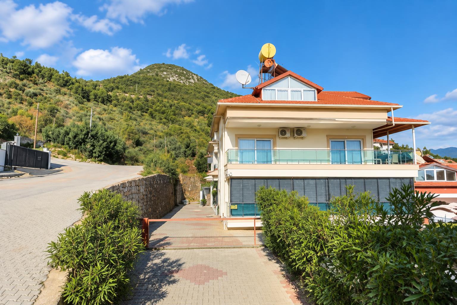 Вилла в Алании рядом с надписью I ❤️ Alanya
